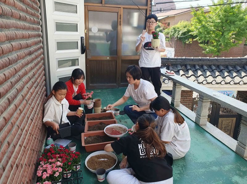 2024년 교육프로그램으로 독서, 화전 만들기, 카네이션 심기 활동